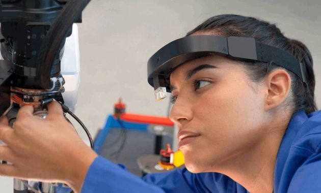 Almer Technologies develops AR glasses which allow hands-free operation, long wearing times personal eyeglass correction and foldable temples.